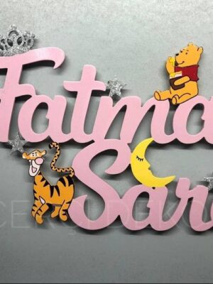 Pembe ahşap üzerine Winnie the Pooh ve arkadaşları figürlü Fatma Sare yazılı isimlik.