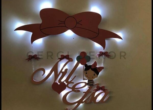 Fiyonk ve Balonlu Kız Temalı Kişiye Özel Ahşap Kapı Süsü